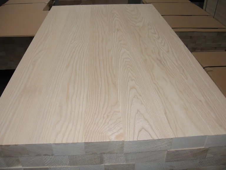 Massivholzplatte mit sichtbarer Laubholzmaserung