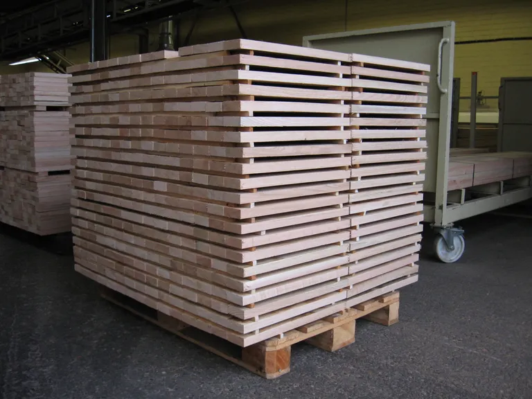 Massivholzplatten auf Palette